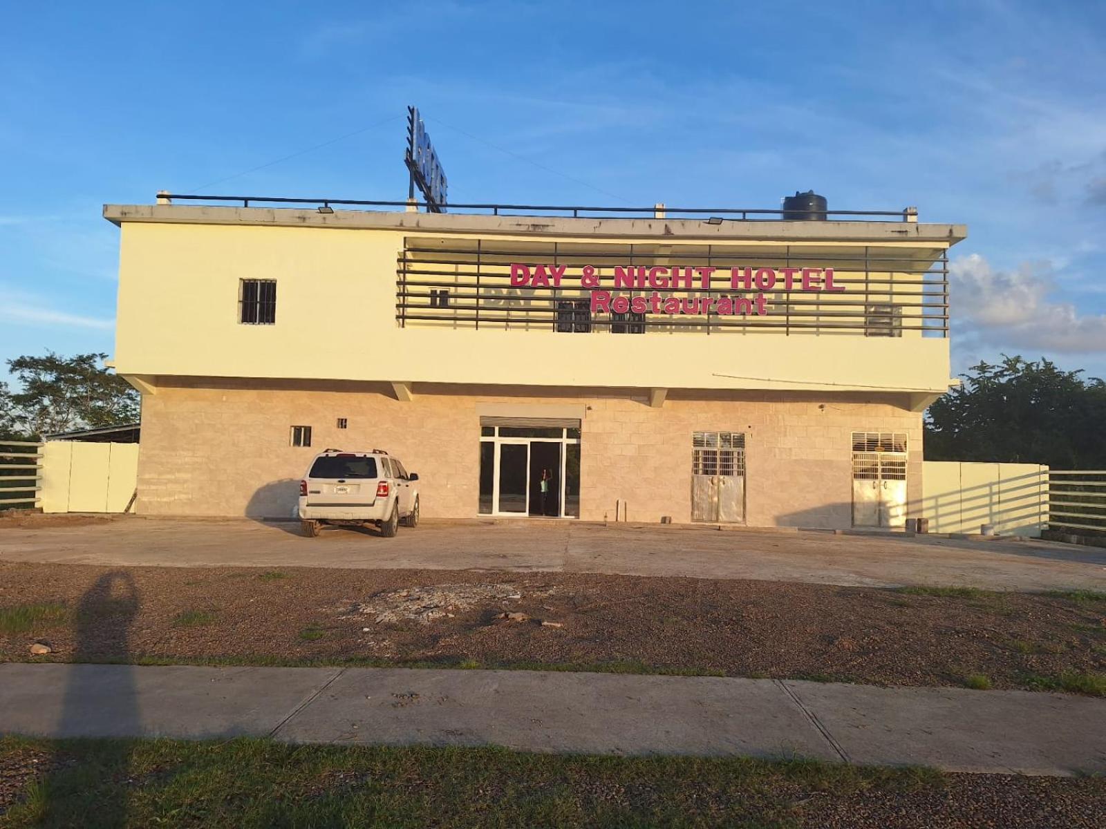 Day And Night Hotel Belmopan Exterior foto